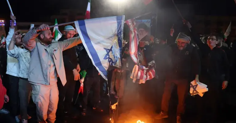 ইসরাইলবিরোধী বিক্ষোভে পতাকা পোড়ানো হচ্ছে